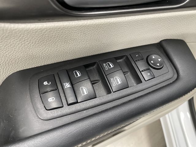 2023 Chrysler Pacifica Touring L photo