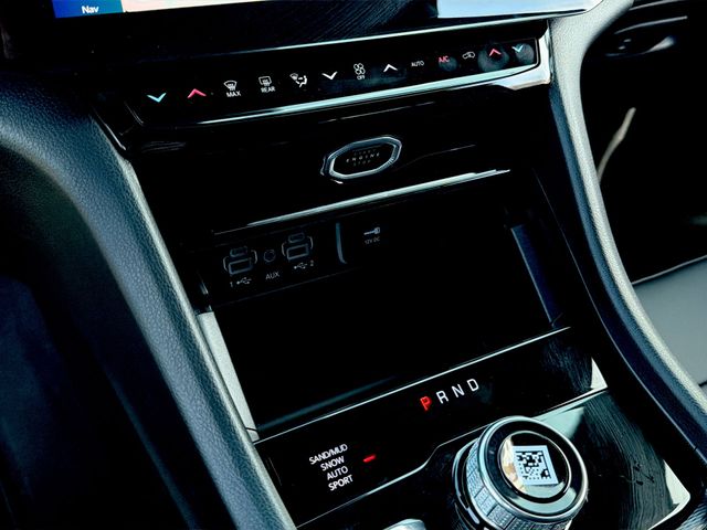 New 2026 Diamond Black Crystal Pearl-Coat Exterior Paint Jeep Limited image 25