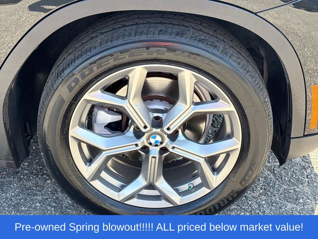 Used 2022 Black Sapphire Metallic BMW sDrive30i image 12
