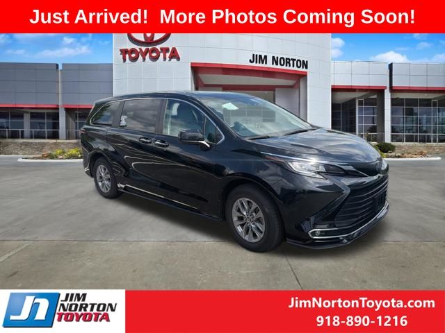 2022 Toyota Sienna XLE 8-Passenger Hybrid FWD's photo