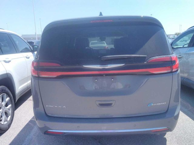 2022 Chrysler Pacifica Hybrid Touring L 4