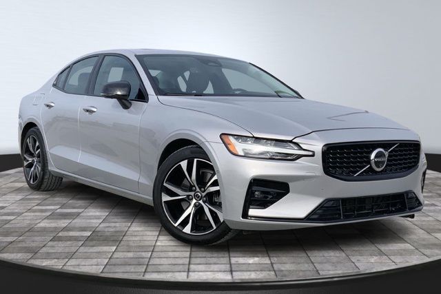2024 Volvo S60 B5 Plus Dark Theme AWD