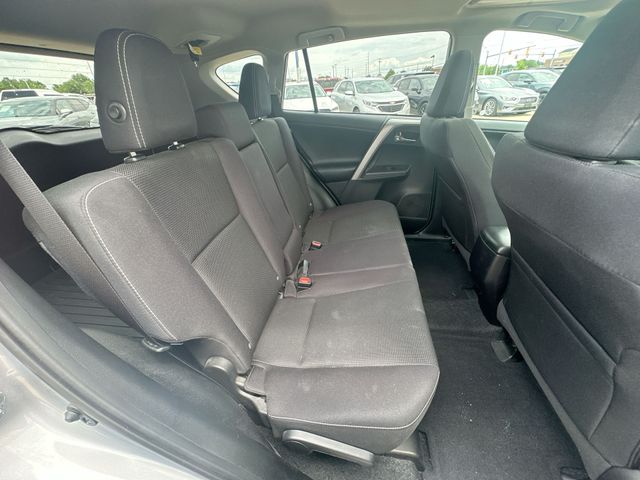 Used 2018 Silver Toyota XLE image 29