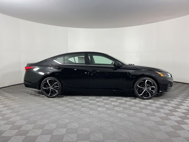 2025 Super Black Clearcoat Nissan Altima 2.5 SR FWD Sedan