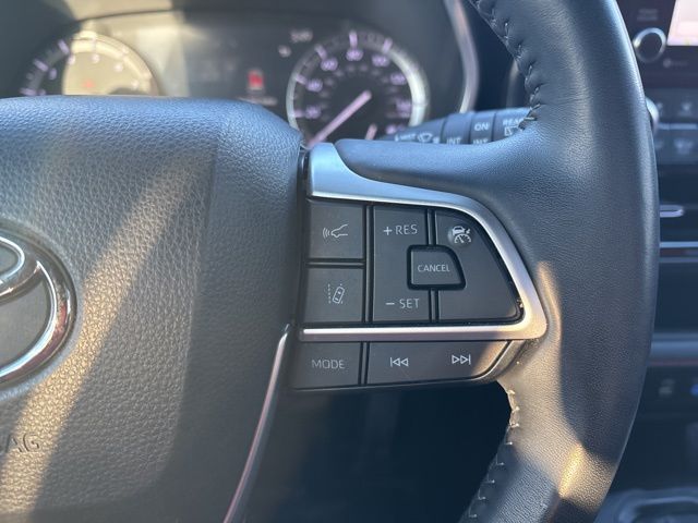 used 2022 Toyota Highlander car, priced at $31,899