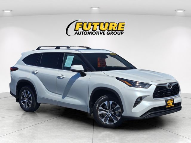 White (Wind Chill Pearl) 2022 Toyota Highlander SUV / Crossover All-Wheel Drive 8-Speed Automatic