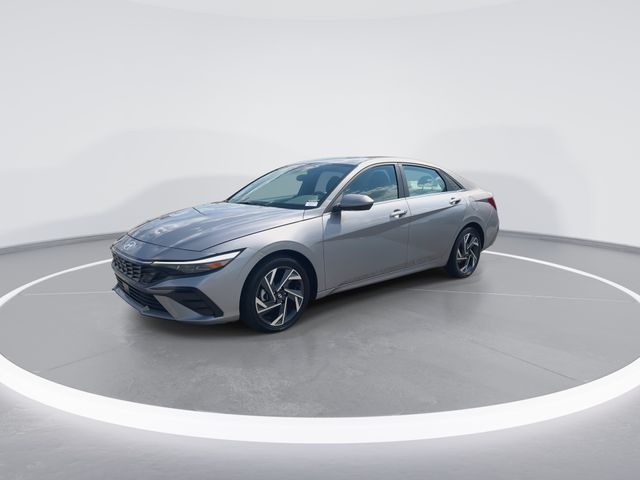 Used 2025 Silver Hyundai SEL Convenience image 4