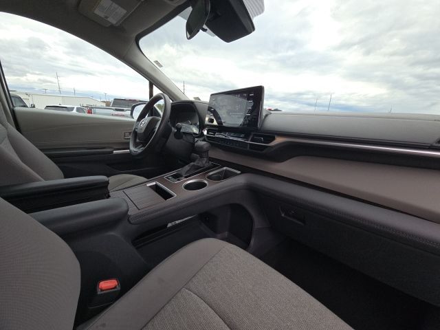 2024 Toyota Sienna LE:B02043