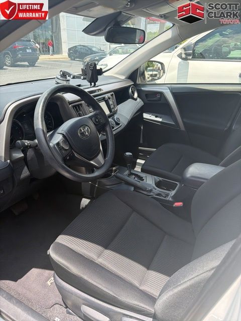 2017 Toyota RAV4 LE's photo