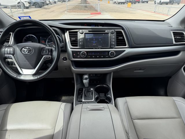2019 Toyota Highlander XLE Silver at Toyota of Victoria