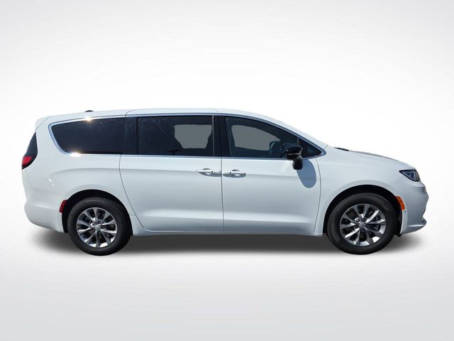 2026 Chrysler Pacifica photo 2