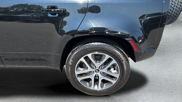 Used 2022  Land Rover SE image 41