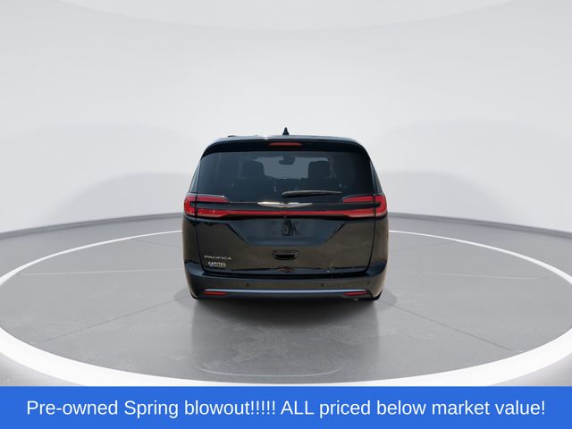 Used 2023 Black Chrysler Touring L image 7