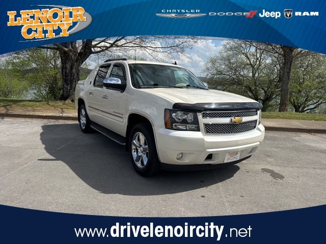 White Diamond Tricoat 2013 Chevrolet Avalanche LTZ Black Diamond Edition RWD Pickup Truck 4X2 6-Speed Automatic