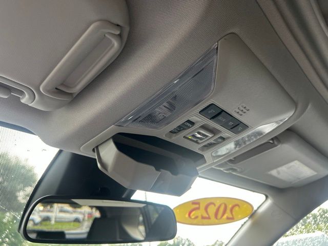 2025 Toyota RAV4 XLE - Photo 31