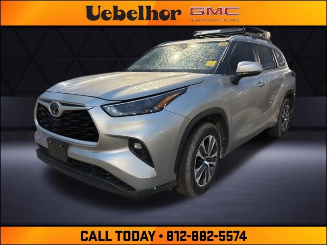 Silver 2023 Toyota Highlander XLE FWD SUV / Crossover Front-Wheel Drive 8-Speed Automatic