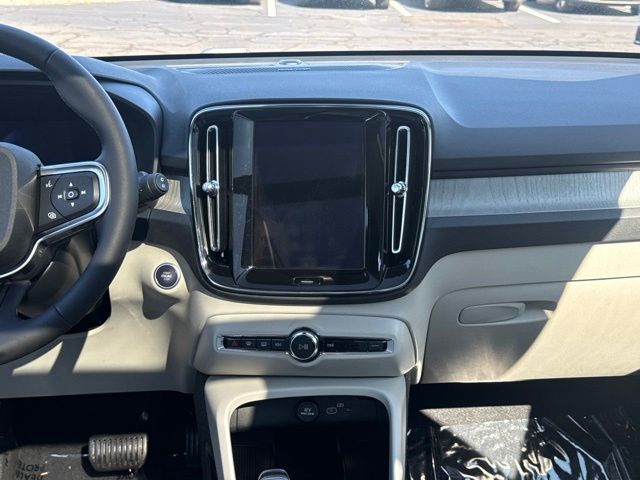 Used 2024 Volvo XC40 SUV