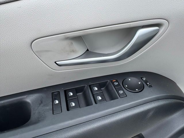 Used 2025 White Hyundai SEL Convenience image 21