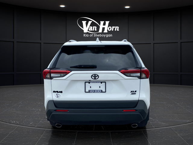 Used 2020 White Toyota XLE Premium image 6
