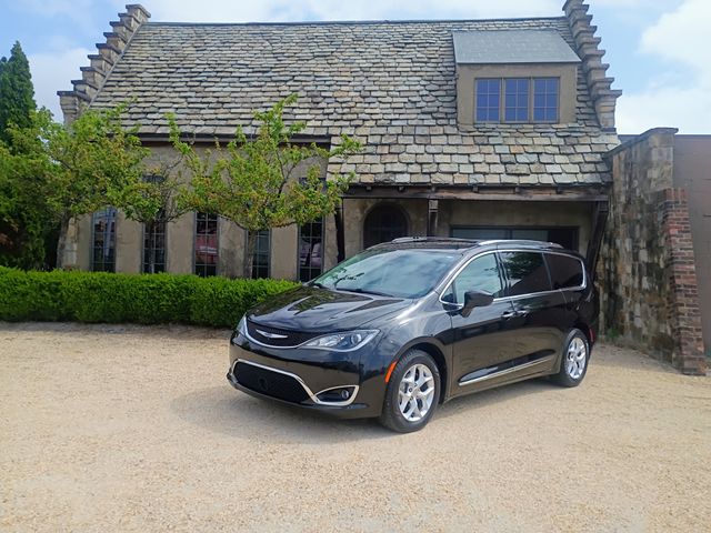 Brilliant Black Crystal Pearlcoat 2020 Chrysler Pacifica Touring L Plus FWD Minivan Front-Wheel Drive 9-Speed Automatic