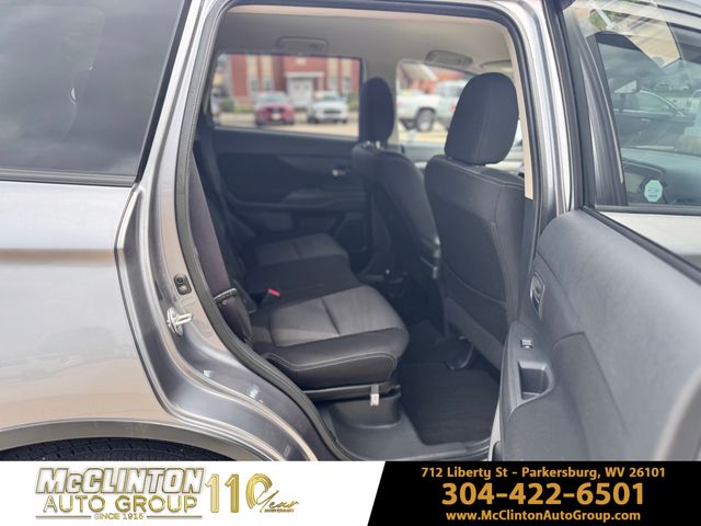 2016 Mercury Gray Metallic Mitsubishi Outlander SE 4X4 SUV
