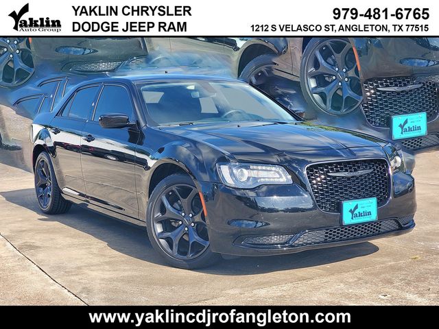Gloss Black 2023 Chrysler 300 Sedan Rear-Wheel Drive 8-Speed Automatic