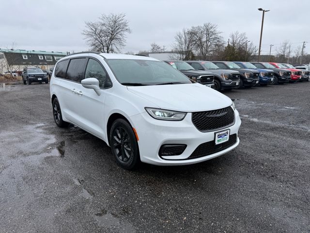 Bright White Clearcoat 2022 Chrysler Pacifica Touring L FWD Minivan Front-Wheel Drive 9-Speed Automatic