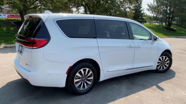 2022 Chrysler Pacifica Hybrid Limited 8