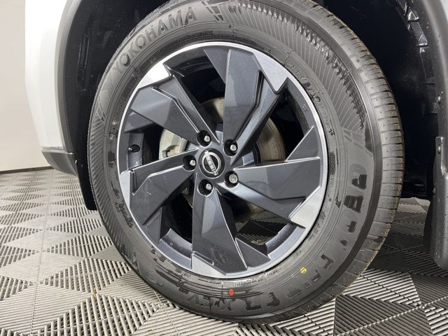 2025 Everest White Pearl Nissan Rogue SV FWD SUV