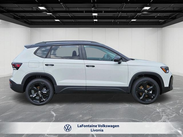 2025 Volkswagen Taos SE Black - Photo 6