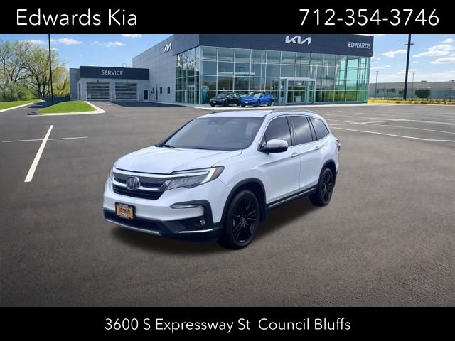 2020 Honda Pilot Touring AWD with Rear Captain's Chairs