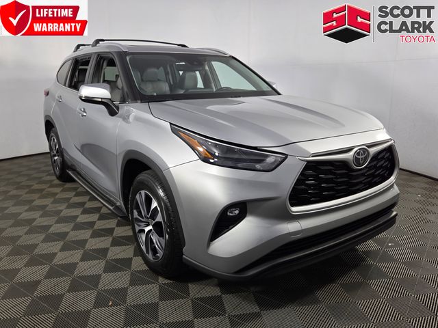 Silver 2023 Toyota Highlander XLE FWD SUV / Crossover Front-Wheel Drive 8-Speed Automatic