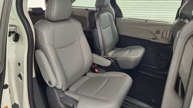 2021 Toyota Sienna XLE White at Community Toyota