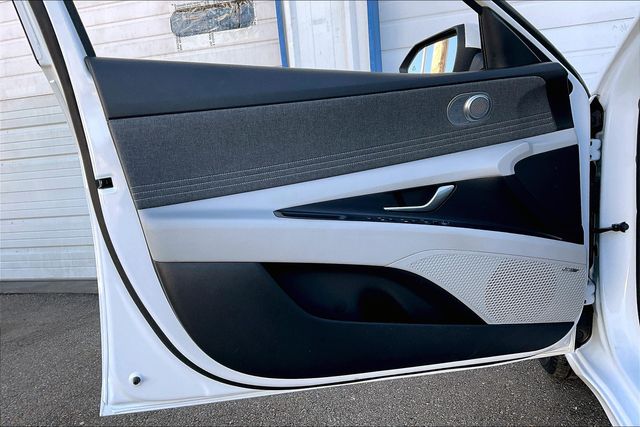 2022 Hyundai Elantra Hybrid Limited photo