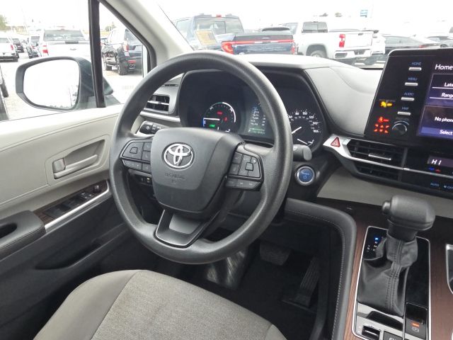 2024 Toyota Sienna LE:B02043