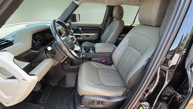 Used 2022  Land Rover SE image 18