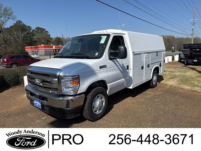 Oxford White 2026 Ford E-Series Chassis Pickup Truck Rear-Wheel Drive 6-Speed Automatic Overdrive