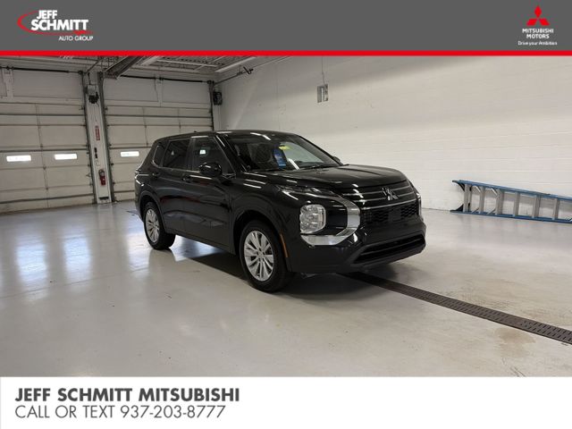 Labrador Black Pearl 2026 Mitsubishi Outlander ES FWD SUV / Crossover Front-Wheel Drive Continuously Variable Transmission