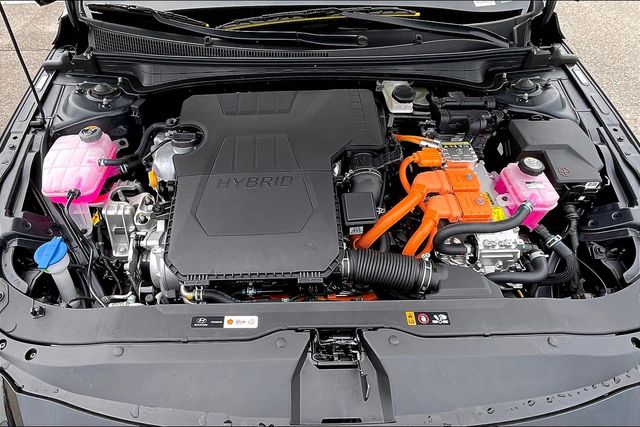 2024 Hyundai Elantra Hybrid Limited photo