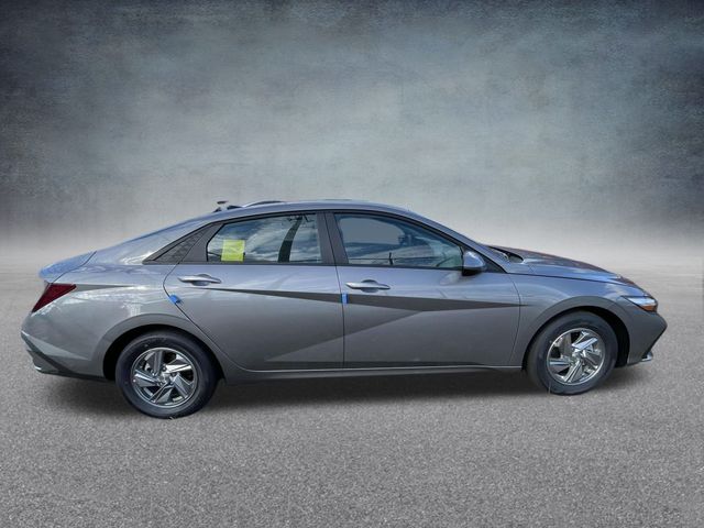 2024 Hyundai Elantra SE 4