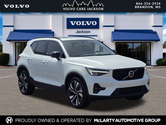 2024 Volvo XC40 B5 Plus Dark Theme AWD