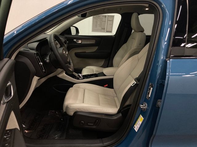 2023 Volvo XC40 B5 Plus Dark Theme
