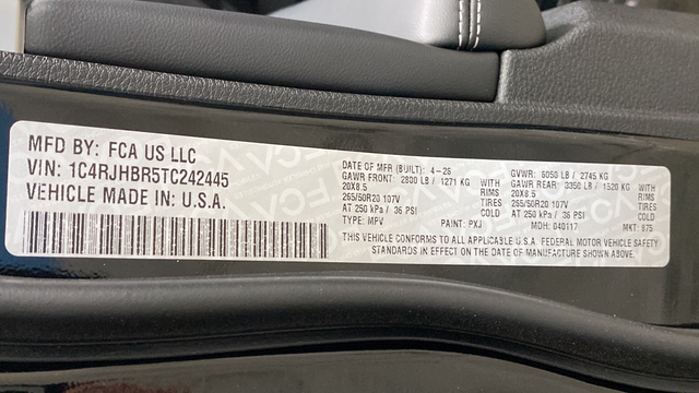 New 2026 Diamond Black Crystal Pearlcoat Jeep Limited image 28