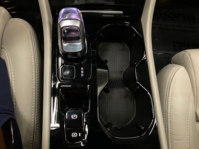 2023 Volvo XC40 B5 Plus Dark Theme