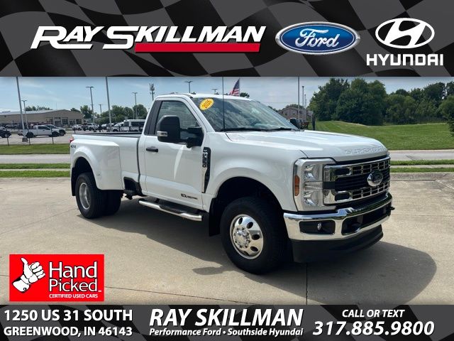 Oxford White 2026 Ford F-350 Super Duty Pickup Truck Four-Wheel Drive Automatic