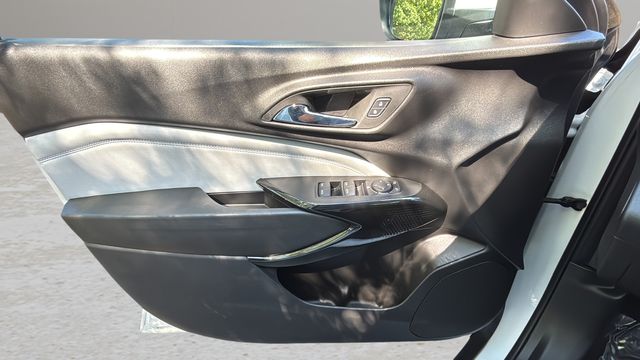 Used 2025 White Chevrolet LT image 18