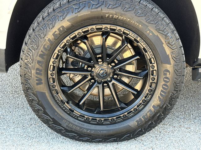 Used 2024 White GMC AT4 image 9