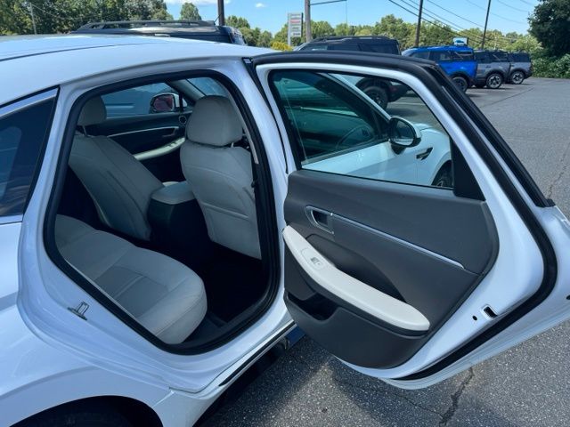 Used 2025 White Hyundai SEL image 14