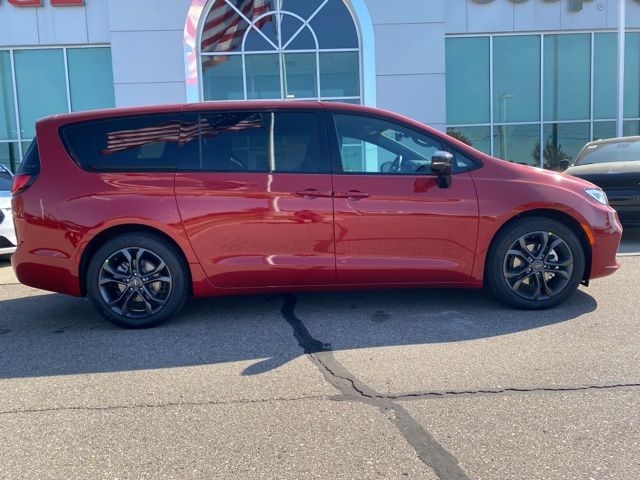 2026 Chrysler Pacifica Select - Red Hot Pearlcoat exterior view 4