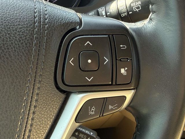 Used 2019 White Toyota XLE image 21